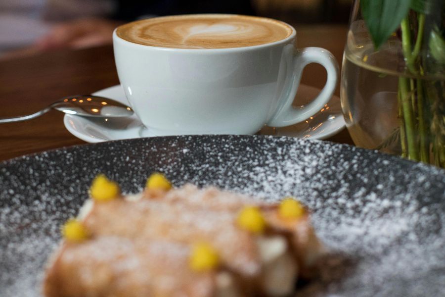 taza de café y Cannolis