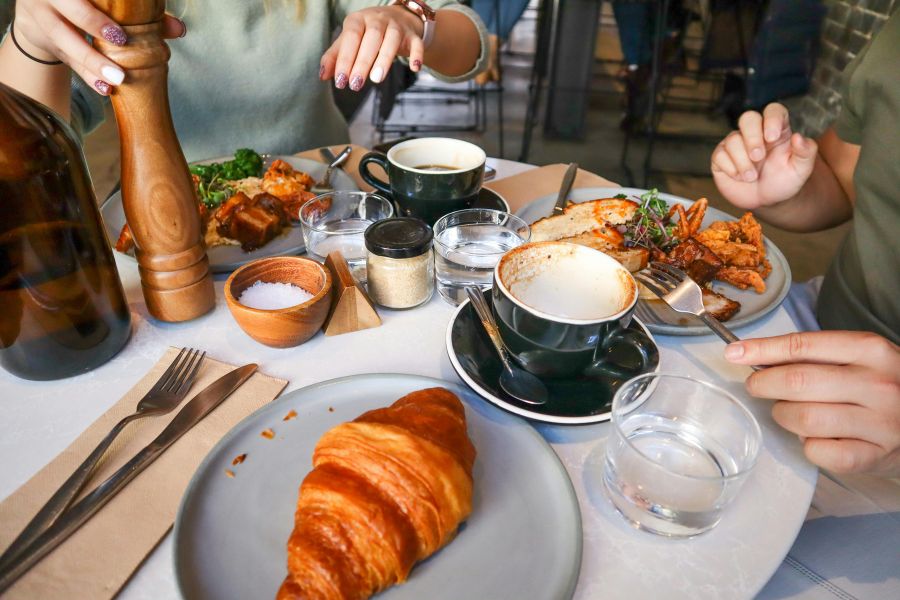 dos chicas compartiendo un desayuno