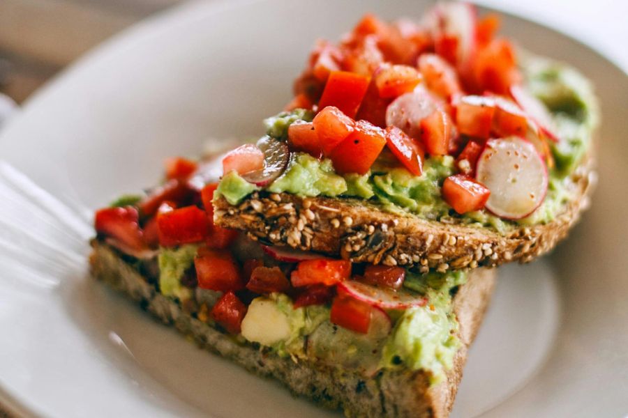 Tosta de pan con aguacate y tomate