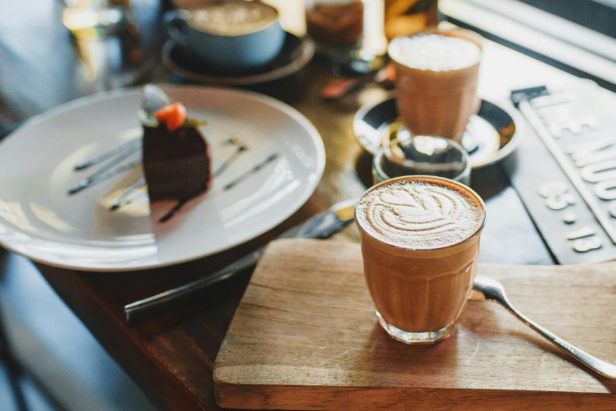 pastel y dos tazas de café