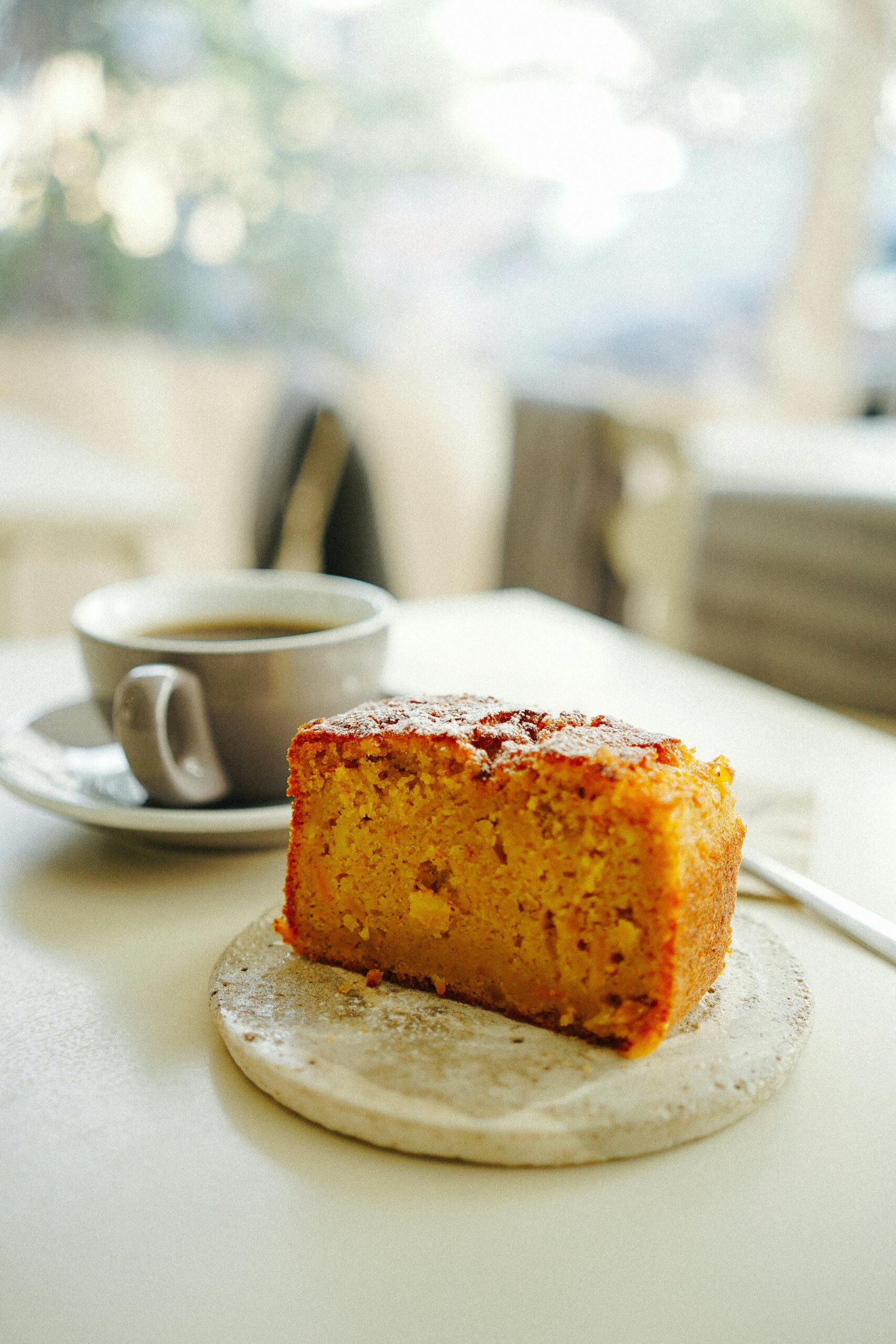 café con porción de pastel