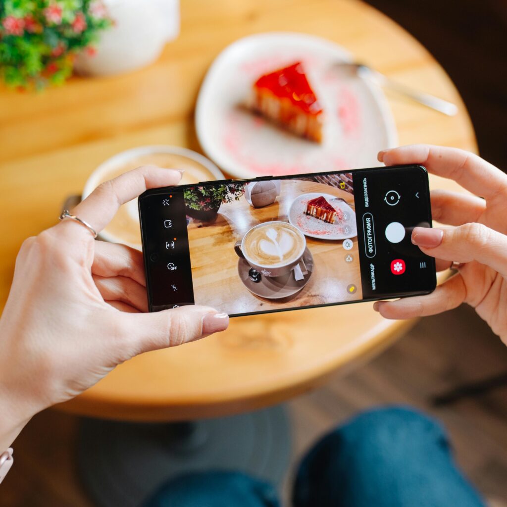 persona haciendo foto a un plato